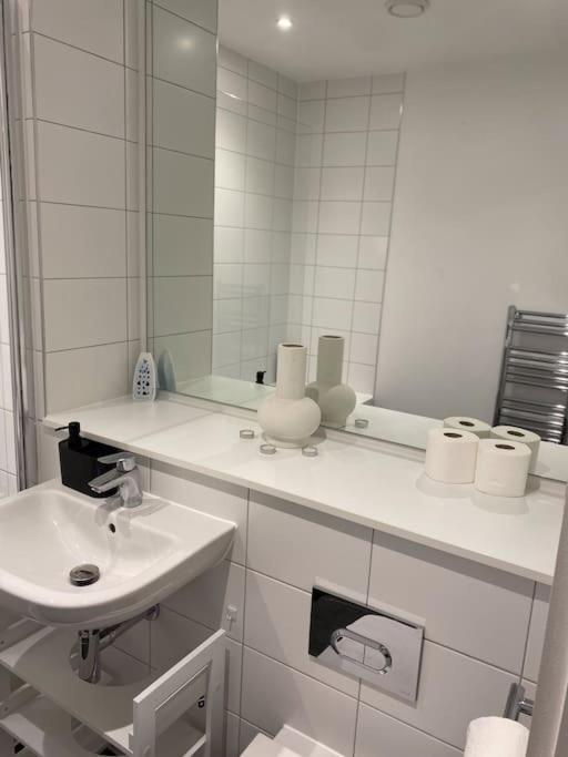 Central Manchester-1Br Apartment Free Parking-Cinema Room Exterior photo